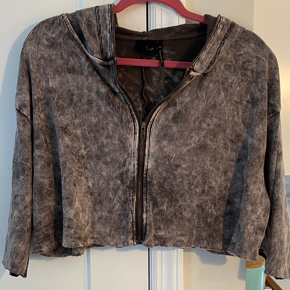 Urban Outfitters Washed Black Crop Sweatshirt Cute over a cropped tank top